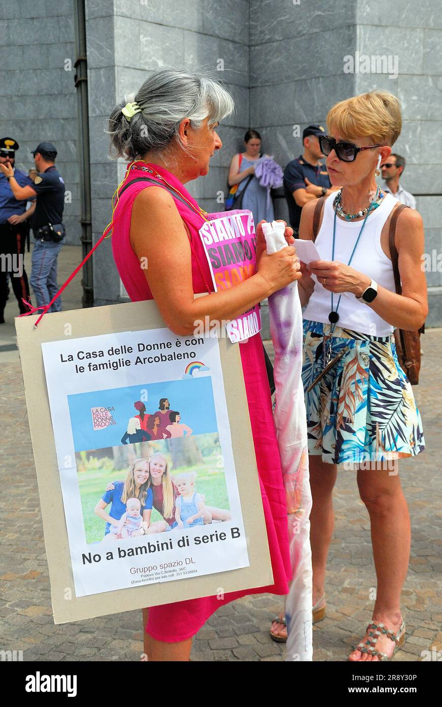 Padova, 23 giugno 2023 famiglie arcobaleno, bambini con due madri, flash mob dinanzi al Tribunale di Padova contro la cancellazione dei certificati di nascita dei figli di coppie dello stesso genitore decisi dal Tribunale di Padova. Crediti : Ferdinando Piezzi/Alamy Live News Foto Stock