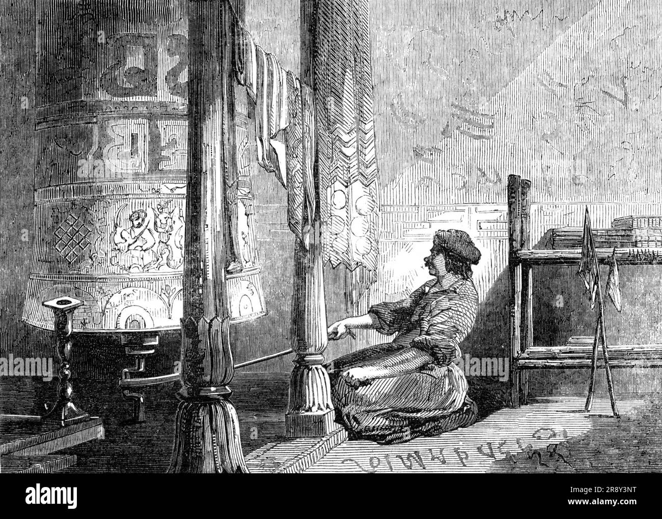 "Ruota della preghiera" in cashmere, 1857. "...l'interno di un Tempio Lama, con una ruota di preghiera al lavoro. Queste ruote sono alte circa dieci piedi per otto o dieci di diametro, fatte di grandi rotoli di stoffa, su cui è scritta la fede Lama, e incastrate in una cassa di legno dipinta dappertutto con rappresentazioni faziose e non molto corrette di dei, diavoli, &amp;c. Girano su un perno, e vengono tirati attorno da una cinghia nel modo rappresentato; i Lama si lanciano continuamente sulla strada alta verso il cielo, tirando giorno e notte, e non avendo tempo di conseguenza per lavarsi. Da "Illus Foto Stock