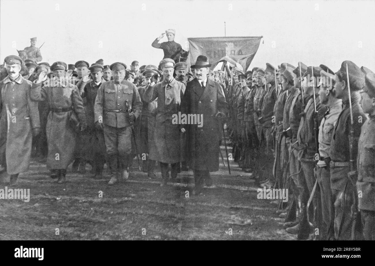 ''la fin de Trois Empires; Dans la Russie des Soviets; l'Armee Rouge; Trotzky, commissaire a la Guerre, et son etat-major passant en revue, a moscou, un regment de Lettons, l'elite de l'armee rouge, avant le leave de cette unite pour l'Oural, ou elle est envoyee pour combattre les Tchecoslovaques', 1918. Da "l'album de la Guerre 1914-1919, volume 2" [l'Illustration, Paris, 1924]. Foto Stock