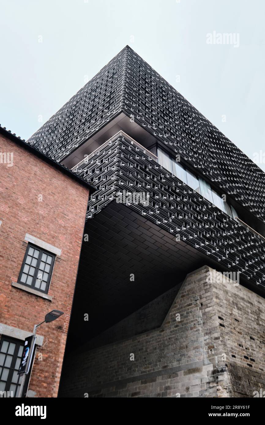 Hong Kong, Cina - aprile 2023: Dettaglio della facciata di JC Cube al Tai Kwun Centre for Heritage and Arts, ex Victoria Prison e stazione centrale di polizia Foto Stock