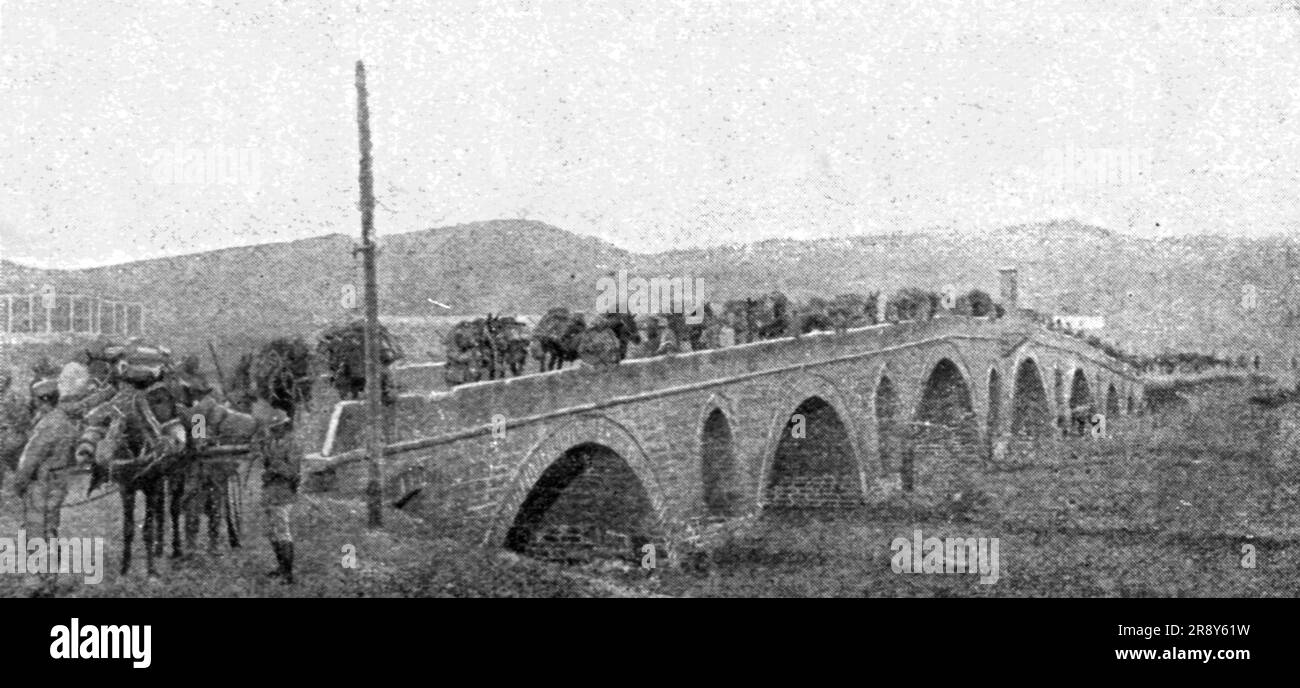 La rupture des lignes Bulgares; la traversee du Grand pont de pierre sur la Bregalnitza, pres d'Istip, 1918. Da "l'album de la Guerre 1914-1919, volume 2" [l'Illustration, Paris, 1924]. Foto Stock