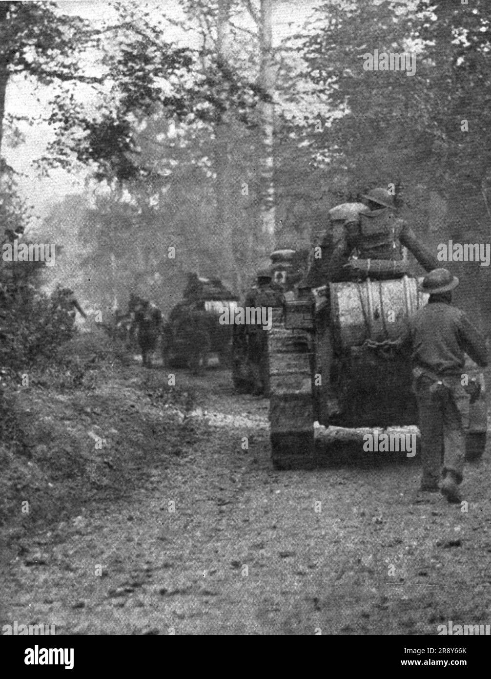 ''EN Argonne; le Departure des chars d'assaut americain pour l'attaque dans la foret', 1918. Da "l'album de la Guerre 1914-1919, volume 2" [l'Illustration, Paris, 1924]. Foto Stock