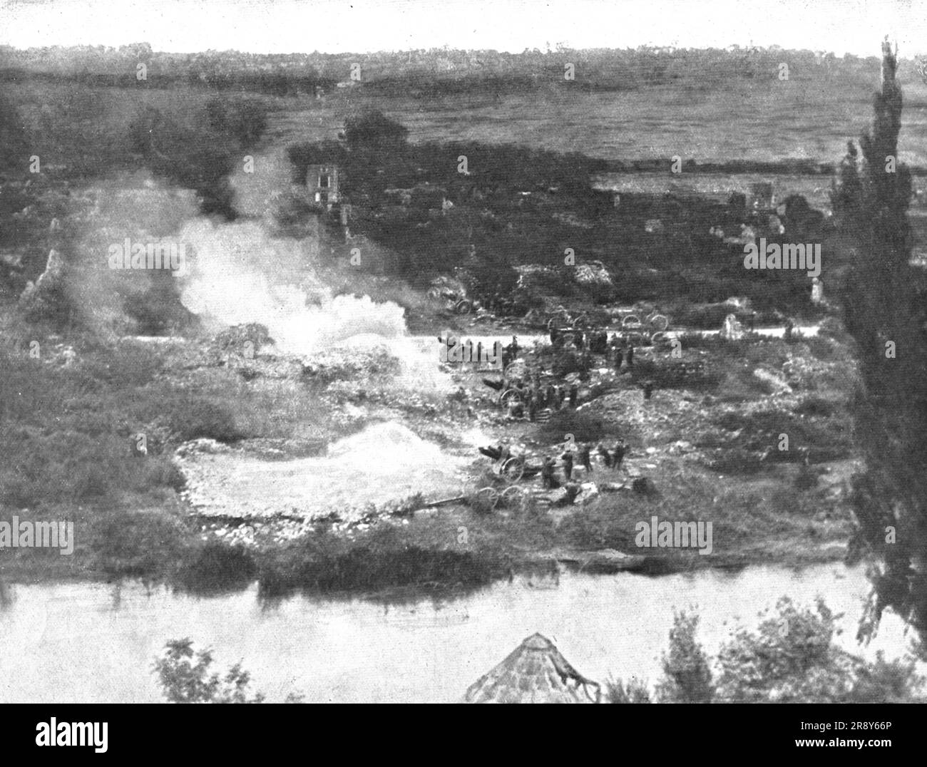 "EN Argonne; Sur les bords de l'Aire, affuent de droite du cours superieur de l'Aisne; Batteries d'artillerie americaines, tirant sur les colonnes ennemies en retraite, a l'Est, sur Montfaucon, que nos allies enlevaient de haute lutte le 27 septembre 1918", 1918. Da "l'album de la Guerre 1914-1919, volume 2" [l'Illustration, Paris, 1924]. Foto Stock