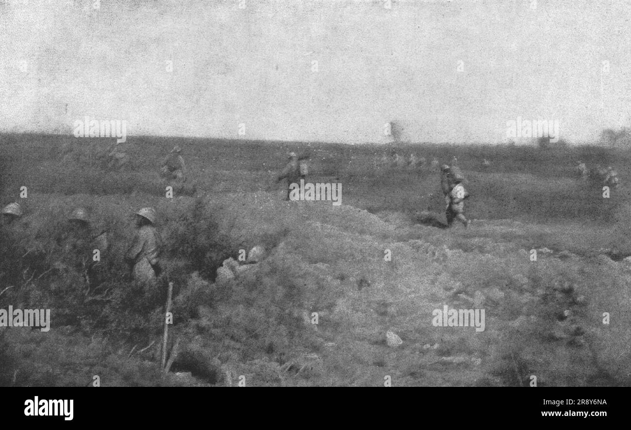 "Episodes de l'offensive de la somme; le 2 juillet, dans la region d'Herbecourt: Partenza de la tranchee Sophie, pry la veille, pour l'assaut des secondes positions ennemies. Nos marsouins chargent en colonnes de file, chaque section derriere son chef ; il n'y a pas moins de 1.300 metri a franchir en Terrain decouvert, sous le feu des mitrailleuses; lorsqu'un homme tombe, il est remplace de siute ; la file ne s'arrete pas, 1916. Da "Collection de la Guerre IV L'Illustration Tome CXLVIII. La Guerre Juillet, Aout, Septembre, Octobre, novembre, Decembre 1916". Foto Stock