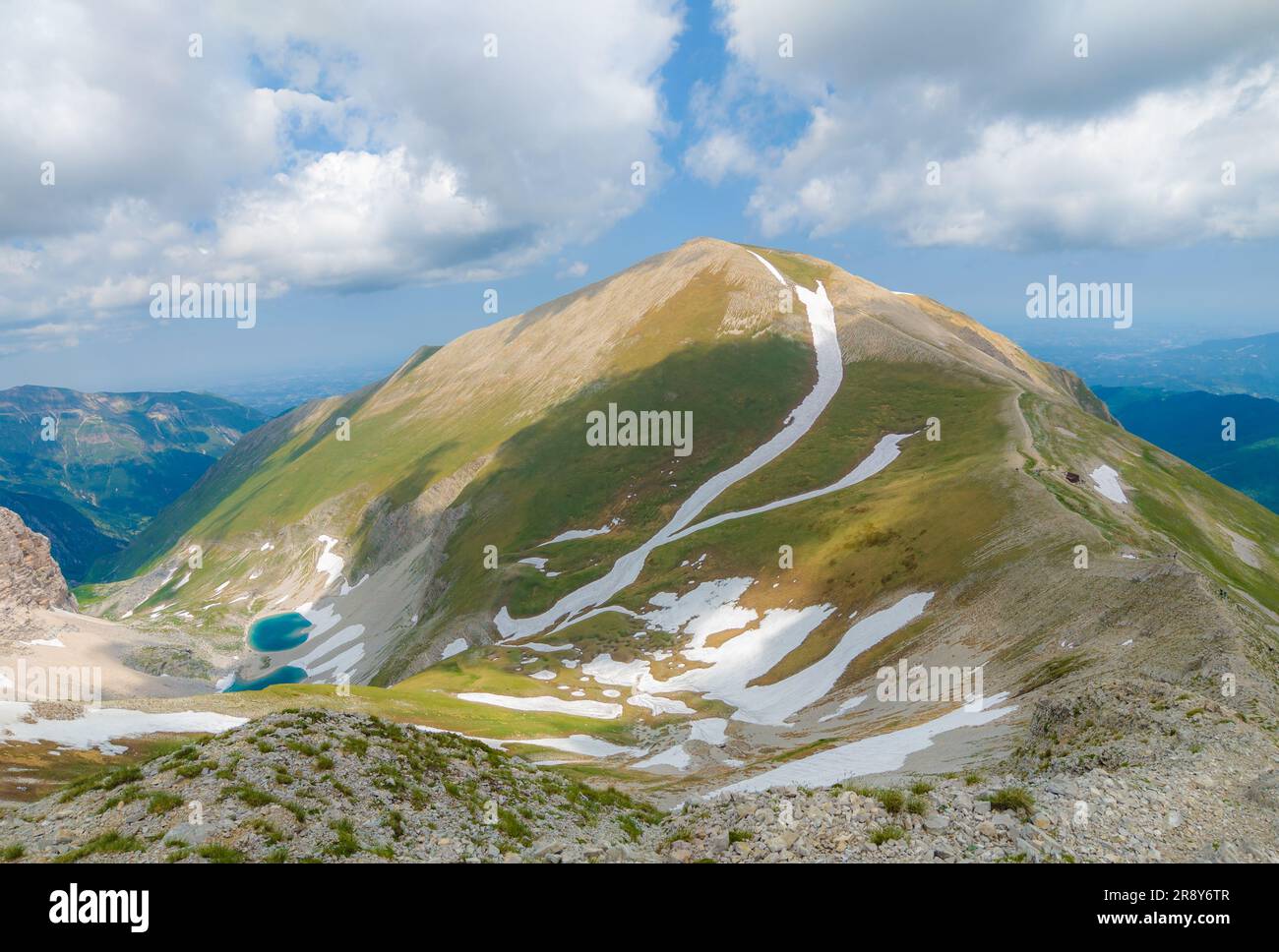 Monte Redentore e lago di Pilato (Italia) - la vetta paesaggistica della catena dei Sibillini, regioni Umbria e Marche. Uno dei picchi più alti dell'Appennino Foto Stock