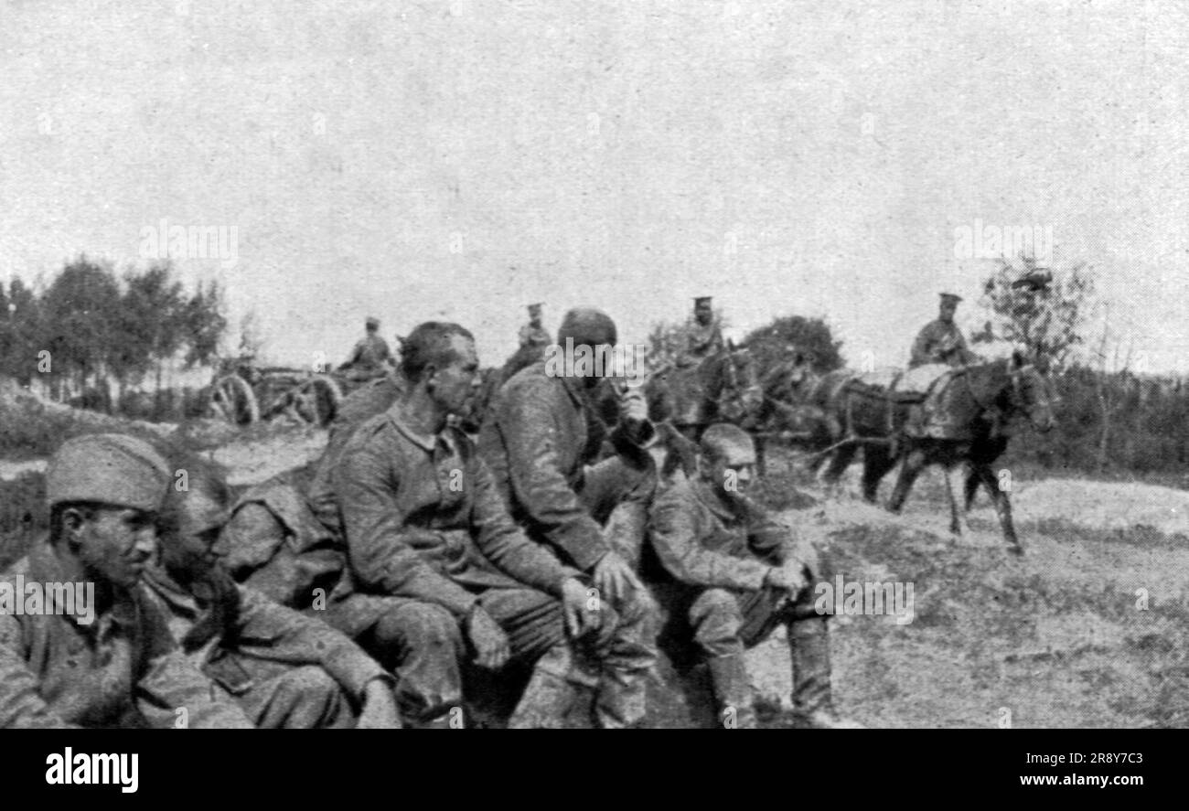 "Les combats au Nord de la somme; Prisonniers faits a Hardecourt, le 8 juillet: Sur la Route passent des attelages britanniques, la jonction se faisant sur ce point", 1916. Da "Collection de la Guerre IV L'Illustration Tome CXLVIII. La Guerre Juillet, Aout, Septembre, Octobre, novembre, Decembre 1916". Foto Stock