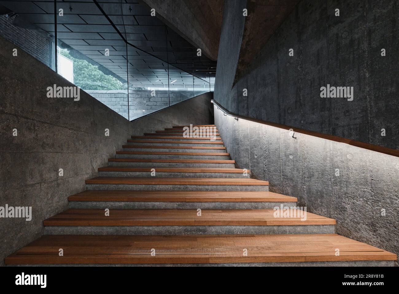 Hong Kong, Cina - aprile 2023: Scalinata moderna, scale in cemento armato e pavimento in legno al Museo D'ARTE Tai Kwun Foto Stock