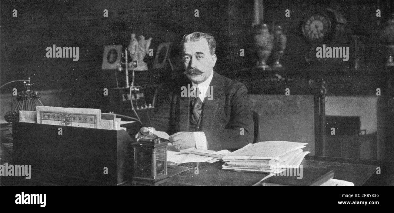 "A la conference economique des Allials; M. Clementel, ministre du Commerce, qui a preside la Conference economique des Allials", 1916. Da "Collection de la Guerre IV L'Illustration Tome CXLVII. La Guerre Janvier, Fevrier, Mars, Avril, mai, Juin 1916". Foto Stock