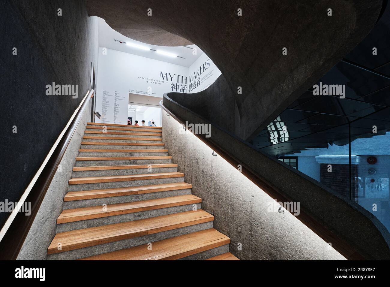 Hong Kong, Cina - aprile 2023: Scalinata moderna, scale in cemento armato e pavimento in legno al Museo D'ARTE Tai Kwun Foto Stock