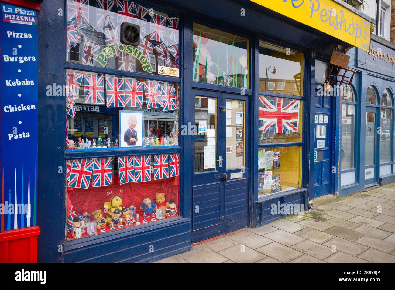 Una petshop nella zona di Falsgrove di Scarborough durante le celebrazioni per l'incoronazione di Carlo III Foto Stock