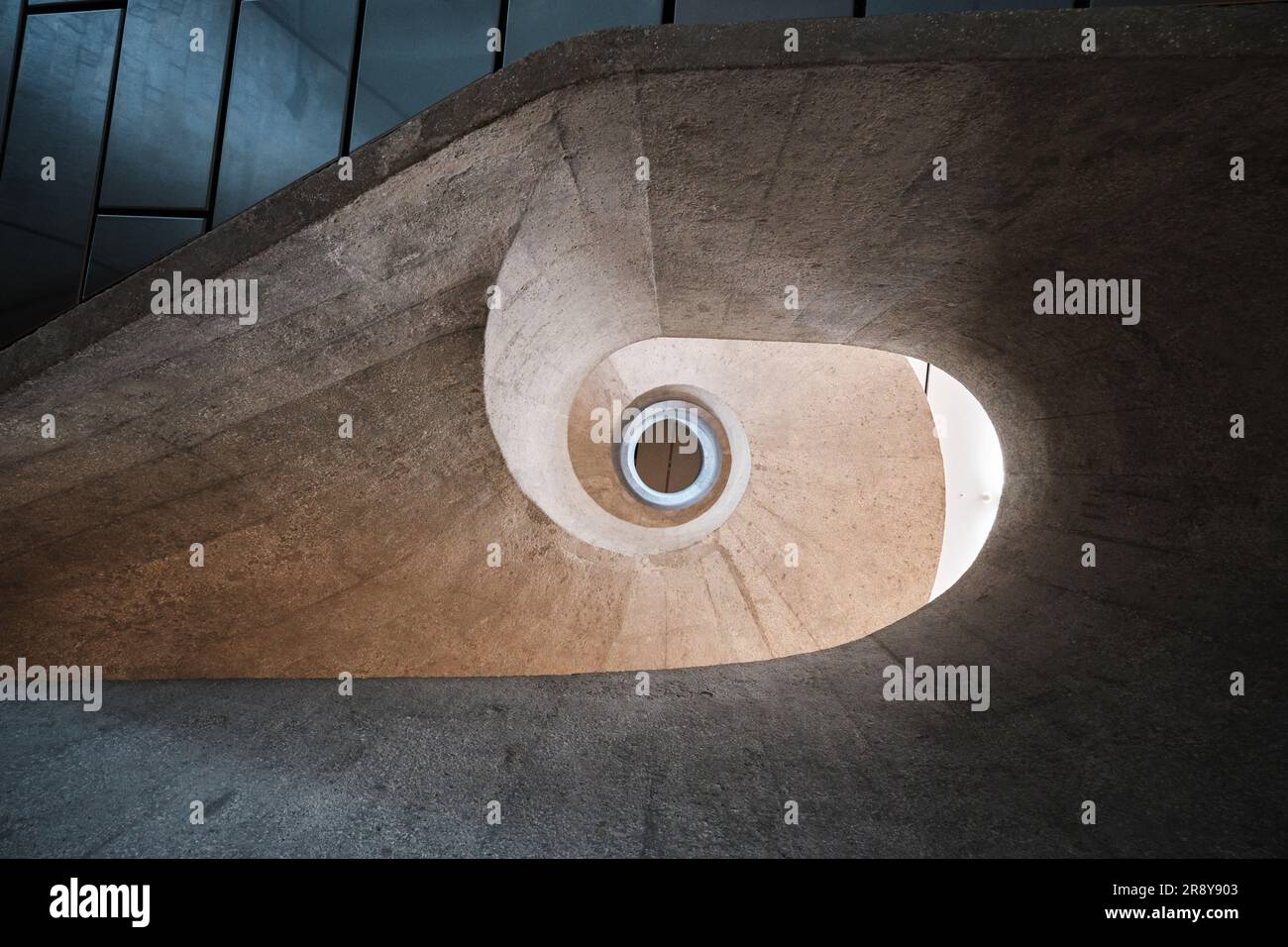 Hong Kong, Cina - aprile 2023: Scalinata moderna, scale in cemento armato e pavimento in legno al Museo D'ARTE Tai Kwun Foto Stock