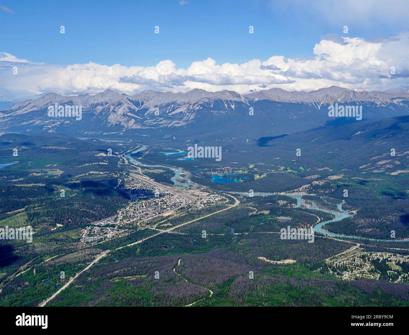 Vista sullo Sky tram di Jasper dalla cima delle Montagne Rocciose con strade, fiumi e laghi tutti visibili. Foto Stock