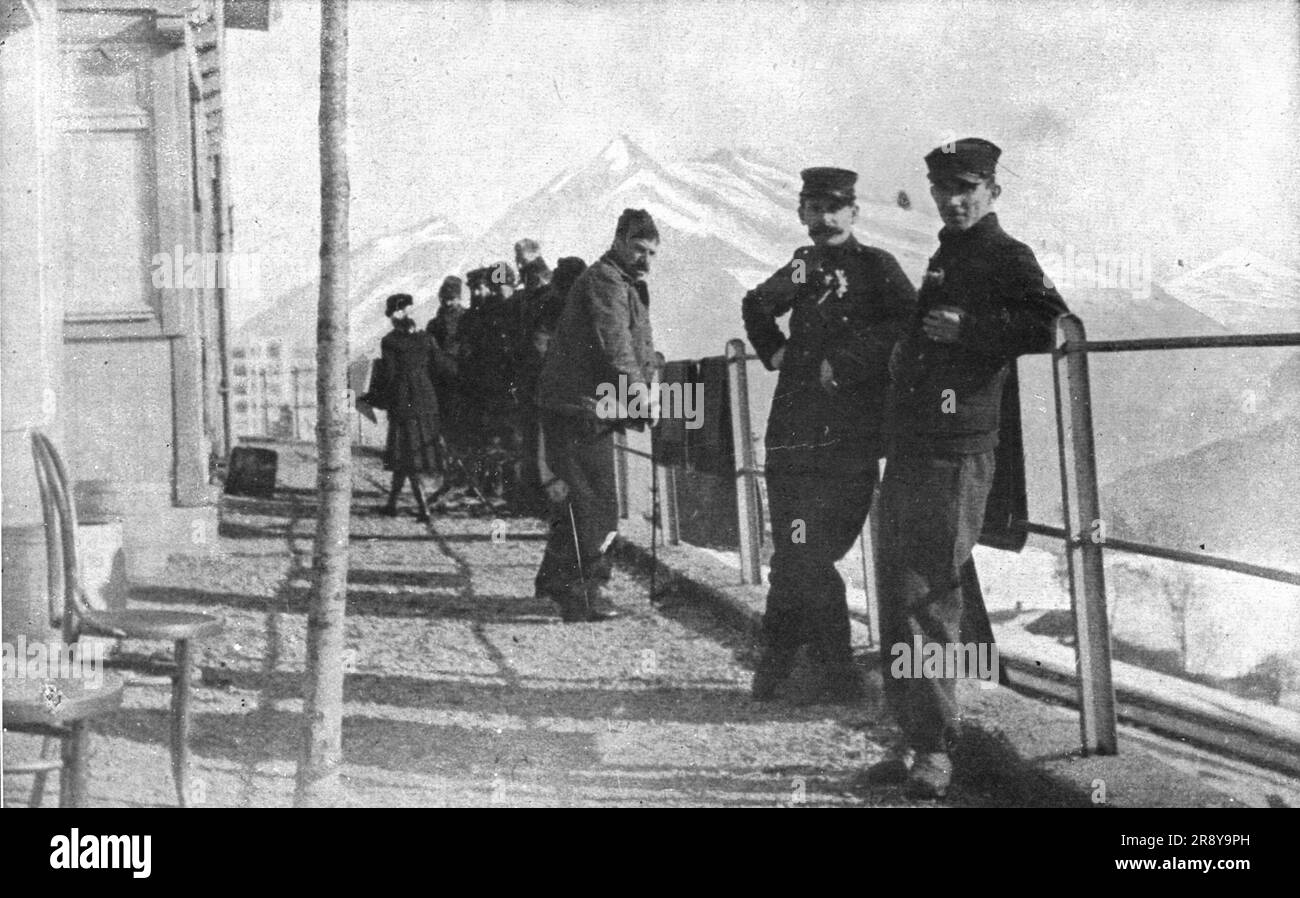 "La Suisse hospitaliere; un groupe de malades francais faisant une cure de soleil sur la terrasse de l'hotel de l'Aurore". Da "l'album de la Guerre 1914-1919, volume 2" [l'Illustration, Paris, 1924]. Foto Stock