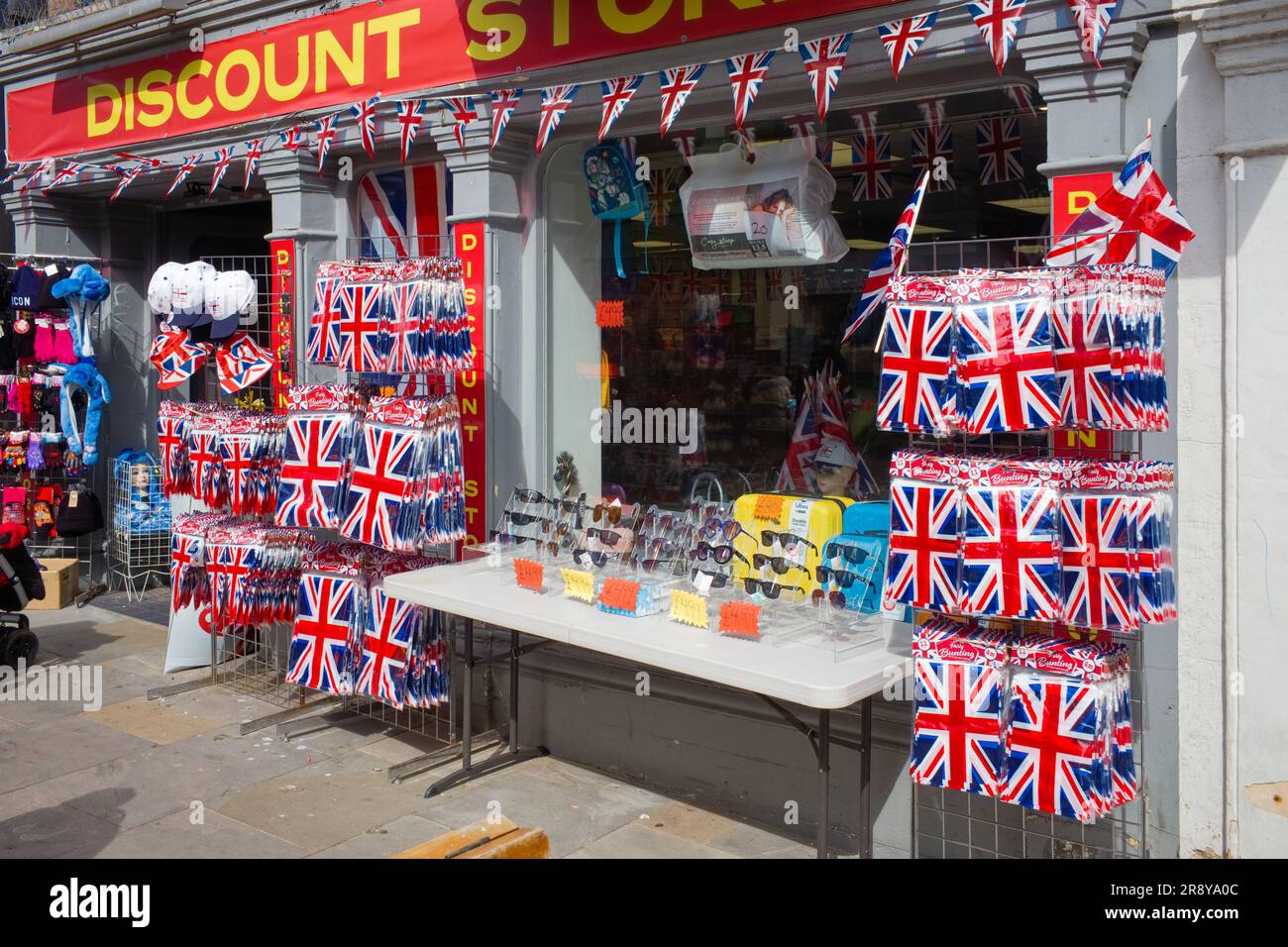 Bandiere e bunting union Jack in vendita nel negozio di articoli da regalo di Scarborough Foto Stock