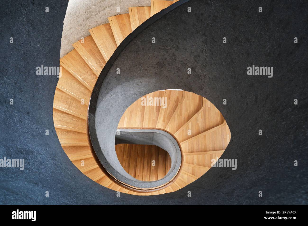 Hong Kong, Cina - aprile 2023: Scalinata moderna, scale in cemento armato e pavimento in legno al Museo D'ARTE Tai Kwun Foto Stock