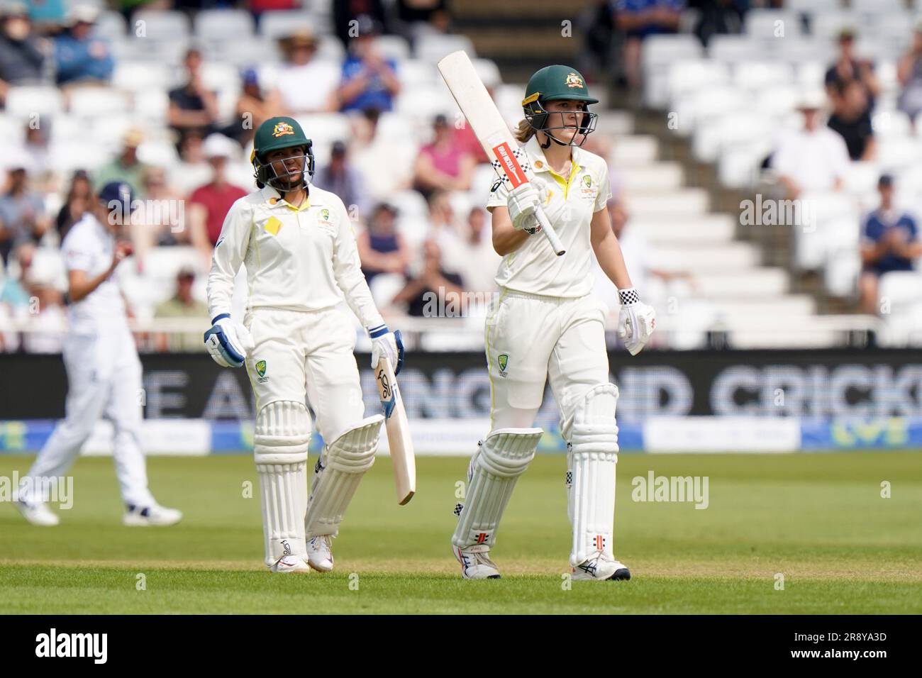 L'australiana Annabel Sutherland (a destra) celebra il raggiungimento del suo mezzo secolo durante il secondo giorno del primo test match Women's Ashes a Trent Bridge, Nottingham. Data foto: Venerdì 23 giugno 2023. Foto Stock