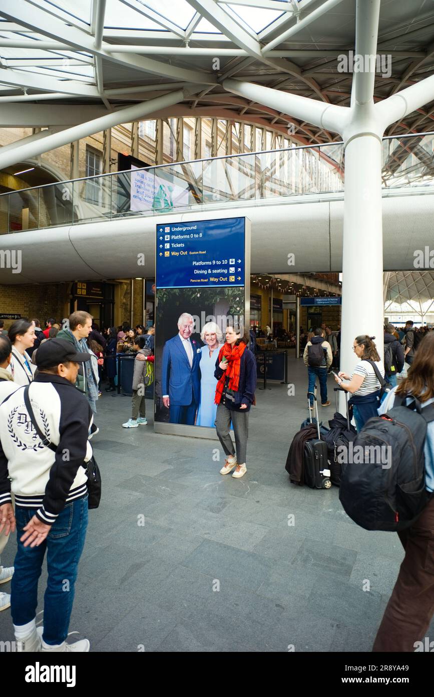 Un ritratto a grandezza naturale di re Carlo III e della regina Camilla alla stazione di Kings Cross durante il fine settimana delle festività dell'incoronazione Foto Stock