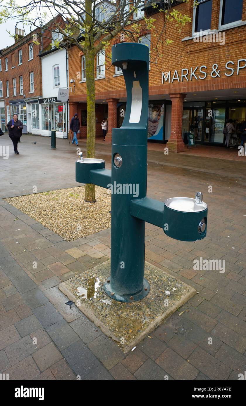 Una moderna stazione di rifornimento di bottiglie d'acqua e bevande nel centro di Epsom Foto Stock