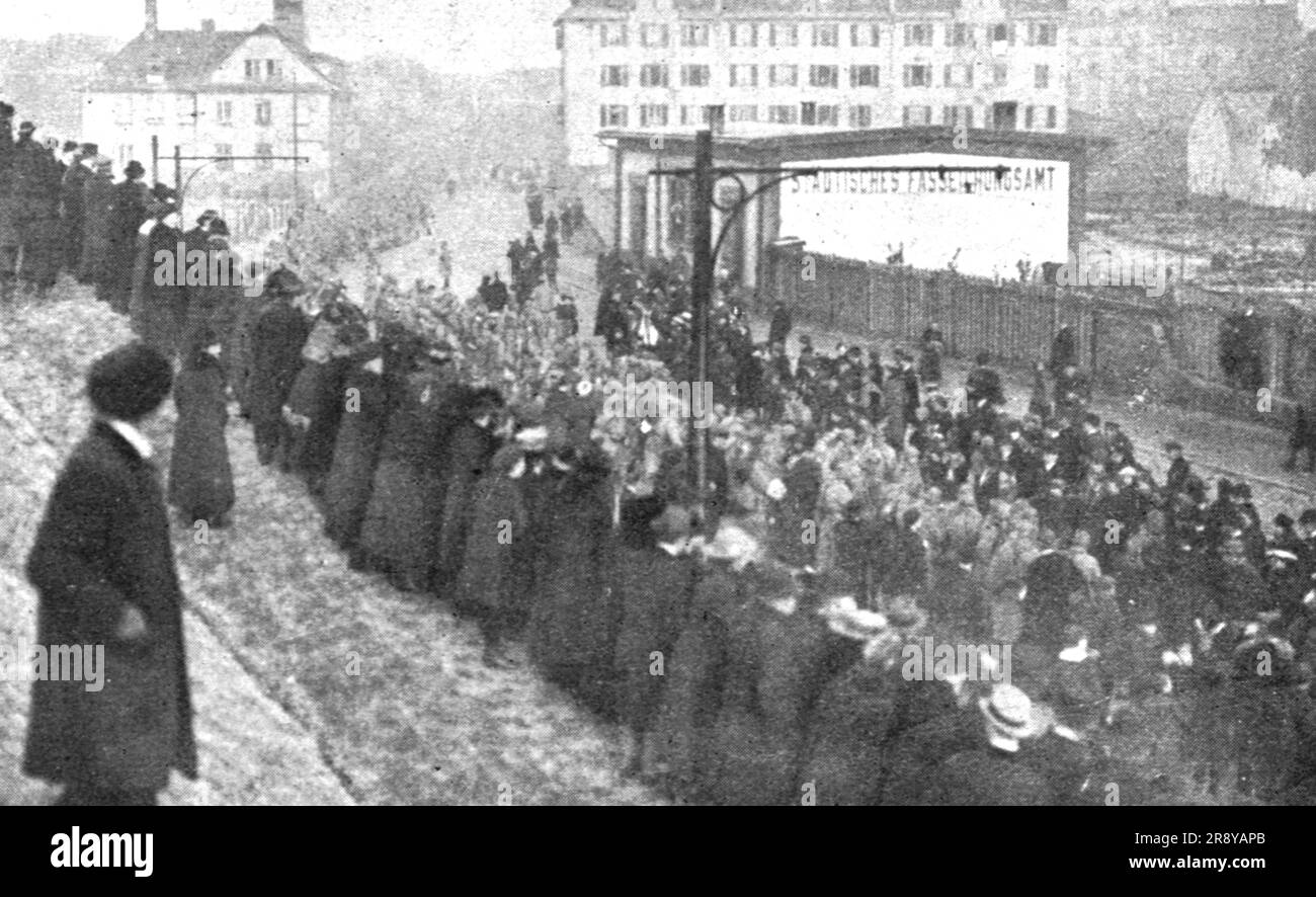 "Journees inoubliables a Strasbourg; le meme jour, trois bataillons d'infantrerie viennent assurer le service de surete", 1918. Da "l'album de la Guerre 1914-1919, volume 2" [l'Illustration, Paris, 1924]. Foto Stock