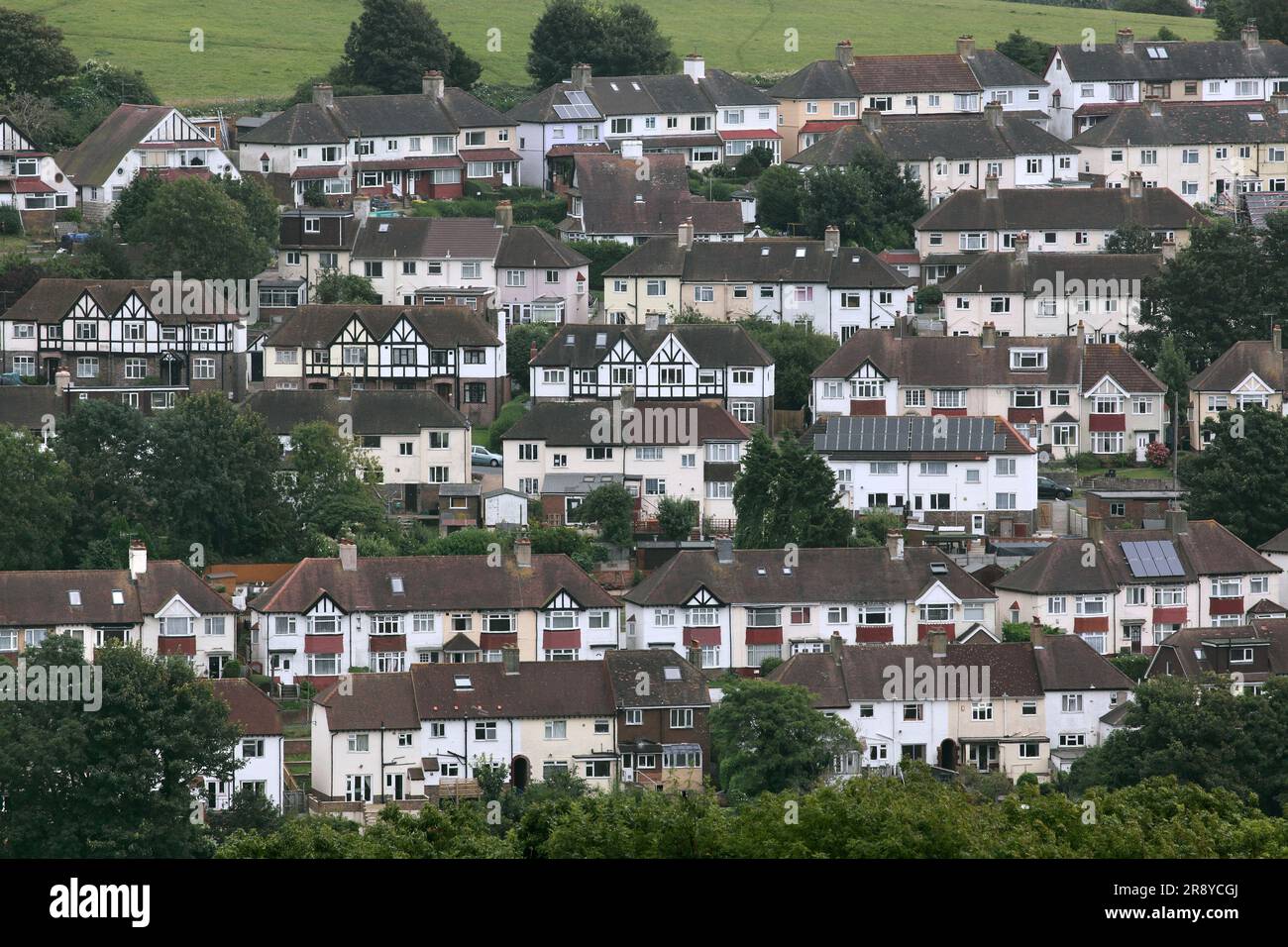 Una vista delle abitazioni tra le due guerre su una collina a Moulsecoomb, Brighton. Foto Stock