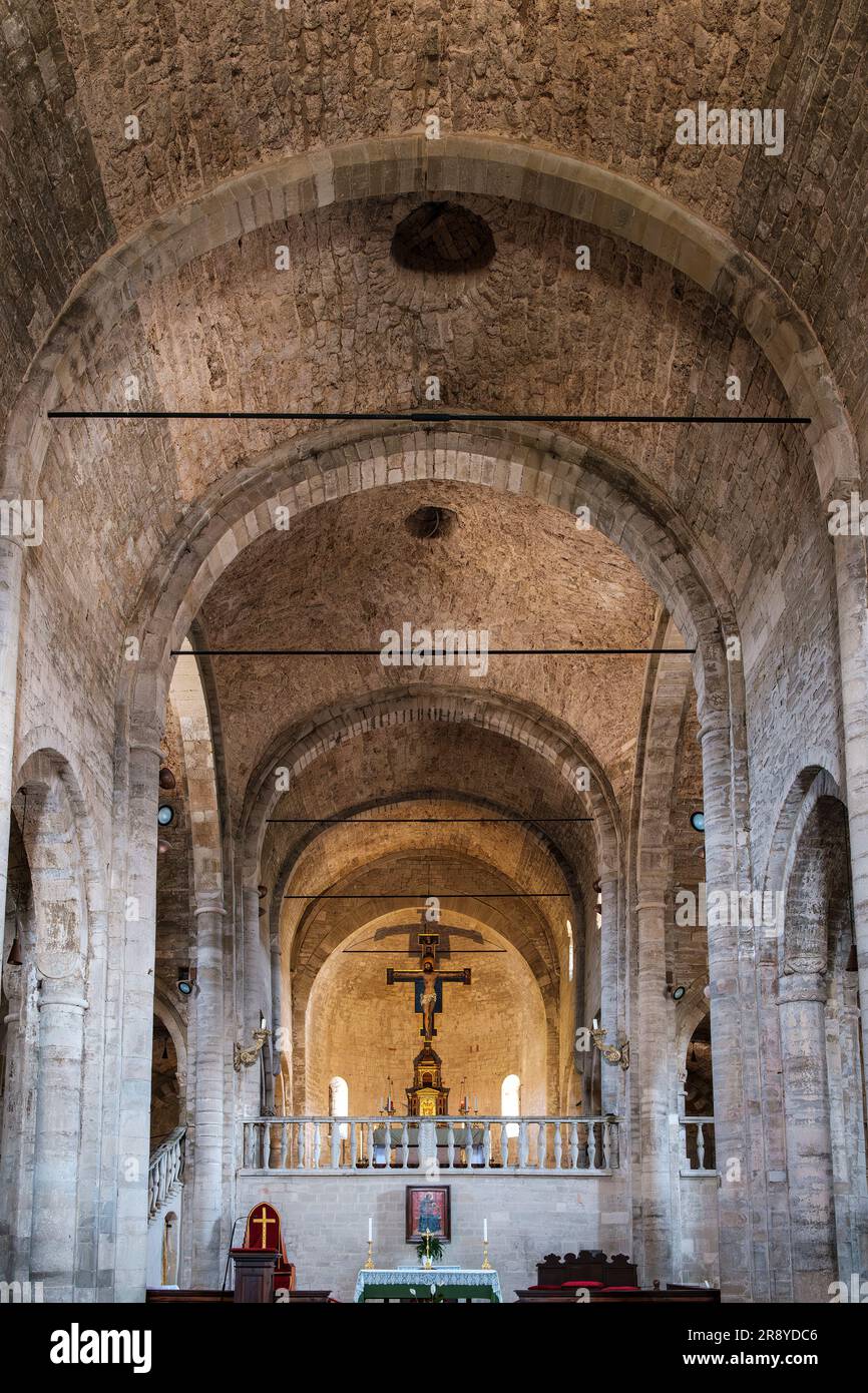 Ammira l'interno dell'antica chiesa di San Leo, in Emilia Romagna, Italia Foto Stock