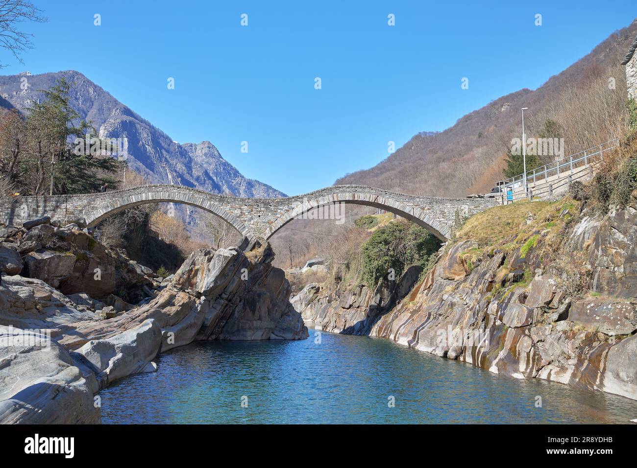 Questa è un'immagine del ponte medievale a doppio arco conosciuto come Ponte dei salti che attraversa il fiume Verzasca nella pittoresca cittadina Foto Stock