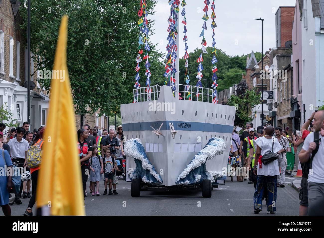 Londra, Regno Unito. 22 giugno 2023. Windrush 75: Processione. Una replica della nave HMT Windrush Empire lascia Herne Place come parte delle celebrazioni della processione verso Windrush Square di Brixton. La processione fa parte delle celebrazioni della generazione migrante Windrush che avrebbe continuato a plasmare la Gran Bretagna moderna. Crediti: Guy Corbishley/Alamy Live News Foto Stock