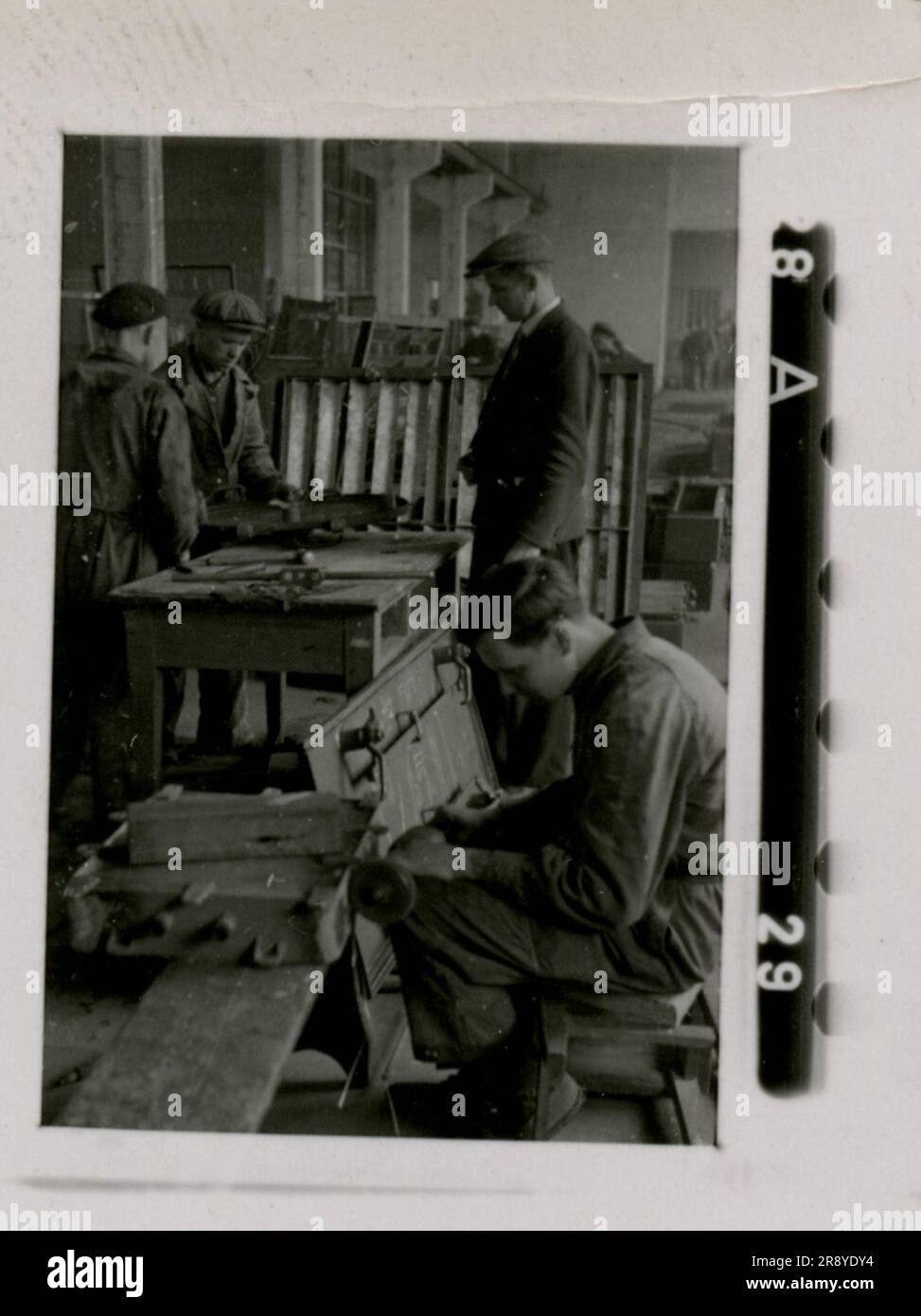 Il fotografo delle SS Cantzler ha catturato la cruda realtà della Russia nel 1943. Le immagini raffigurano un cantiere navale, una fabbrica distrutta, una fonderia, uno schwimmwagen, un'artiglieria pesante, Panzer accompagnati da fanteria (tra cui carri armati Tiger i e StuG), una squadra di cecchini e intime ritratti di soldati Foto Stock