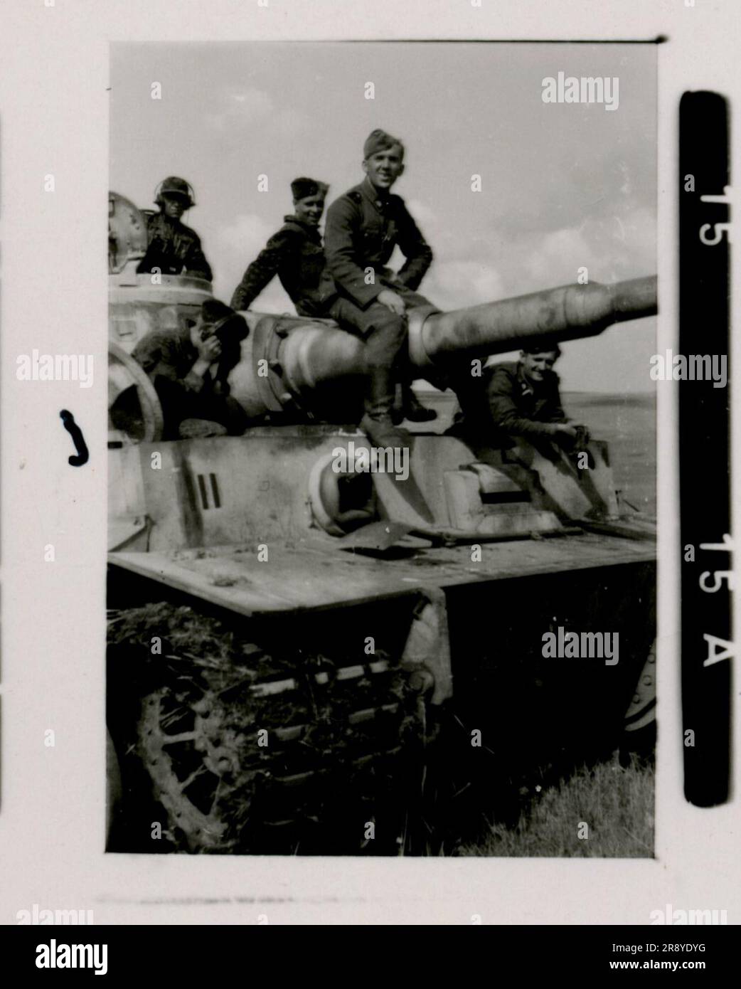 Il fotografo delle SS Cantzler ha catturato la cruda realtà della Russia nel 1943. Le immagini raffigurano un cantiere navale, una fabbrica distrutta, una fonderia, uno schwimmwagen, un'artiglieria pesante, Panzer accompagnati da fanteria (tra cui carri armati Tiger i e StuG), una squadra di cecchini e intime ritratti di soldati Foto Stock