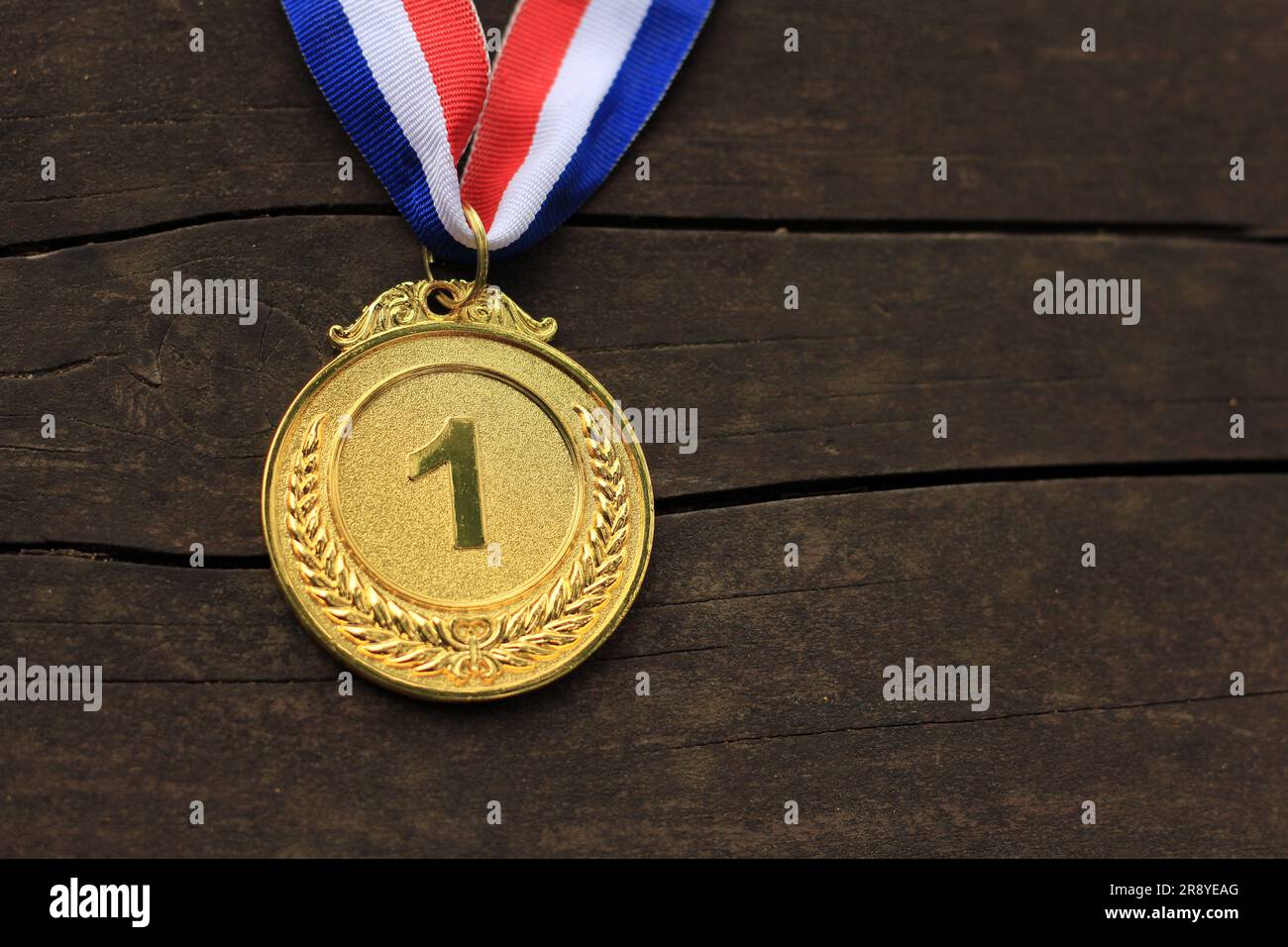 Sfocate di mani femminili sollevate e con medaglie d'oro con nastro tailandese su sfondo blu cielo per mostrare il successo nello sport o negli affari, i vincitori succhiano Foto Stock