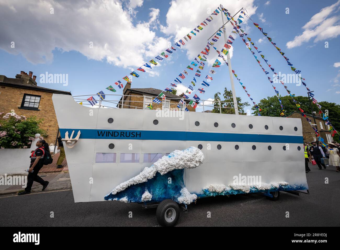 Londra, Regno Unito. 22 giugno 2023. Windrush 75: Processione. Una replica della nave HMT Windrush Empire lascia Herne Place come parte delle celebrazioni della processione verso Windrush Square di Brixton. La processione fa parte delle celebrazioni della generazione migrante Windrush che avrebbe continuato a plasmare la Gran Bretagna moderna. Crediti: Guy Corbishley/Alamy Live News Foto Stock