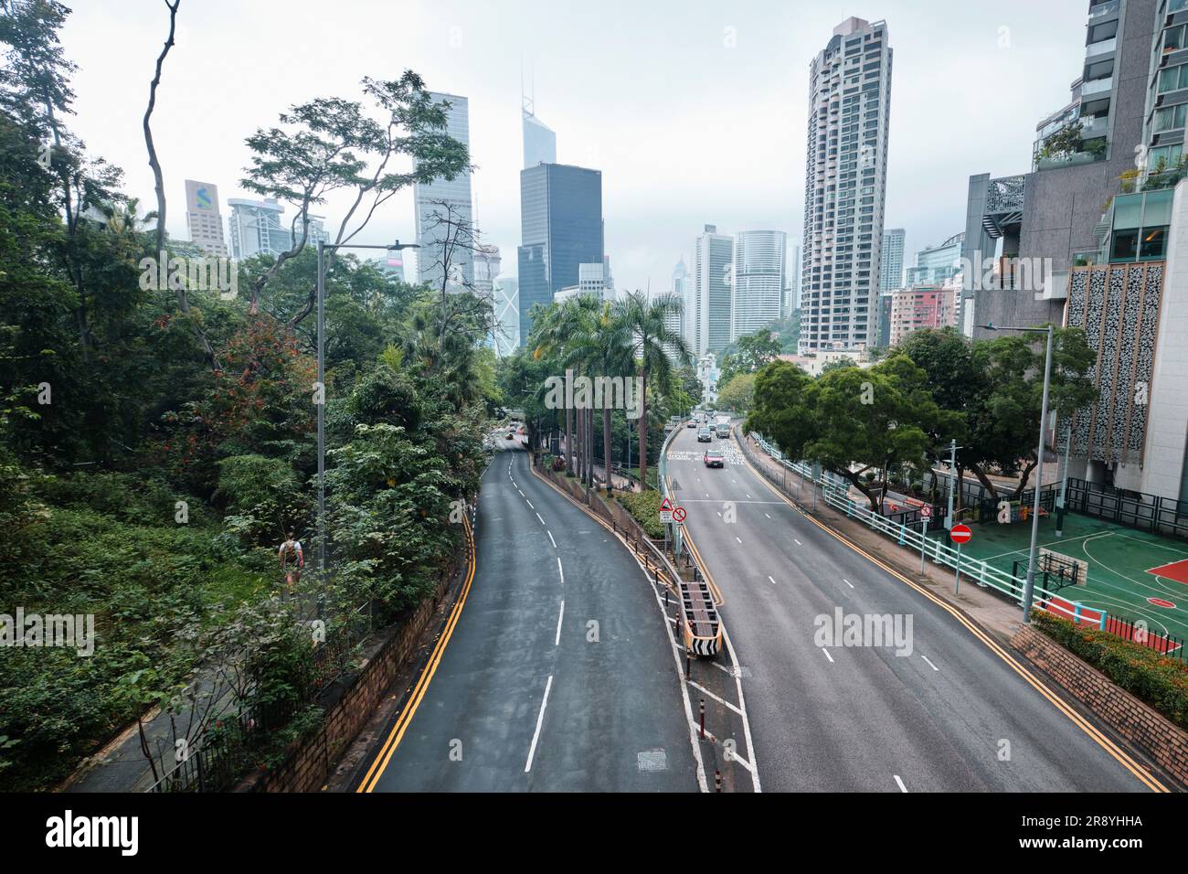 Hong Kong, Cina - 24 aprile 2023: Due strade di collegamento e alti edifici vicino al Parco di Hong Kong Foto Stock