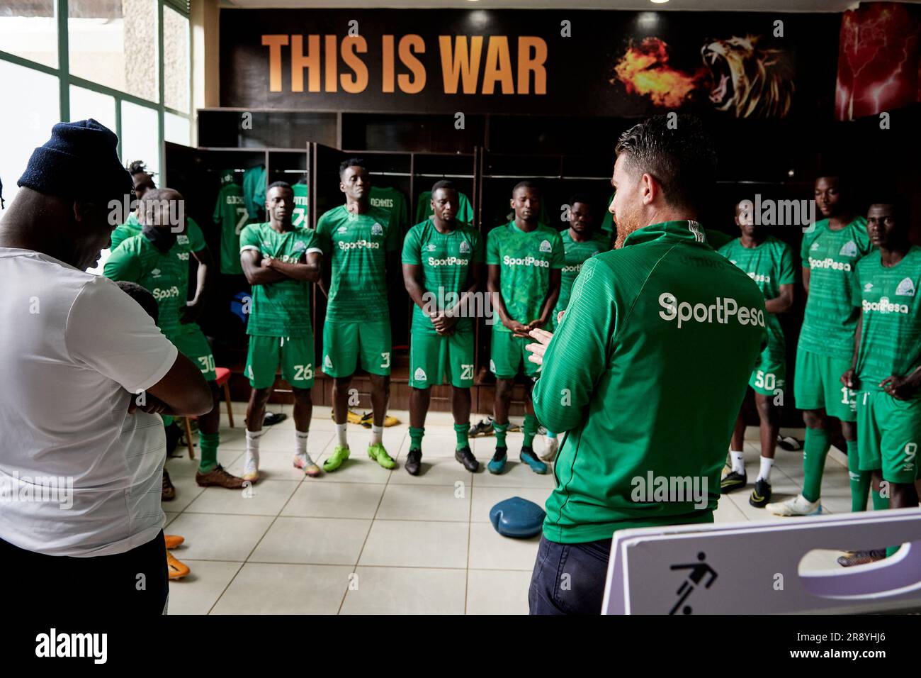 Nairobi, Kenya. 21 giugno 2023. Johnathan MCKINSTRY (Head Coach, Gor Mahia) parla con i giocatori nello spogliatoio prima del calcio d'inizio. Gor Mahia contro Kakamega Homeboyz, Kenyan Premier League. Kasarani Stadium. Credito: XtraTimeSports (Darren McKinstry) Foto Stock