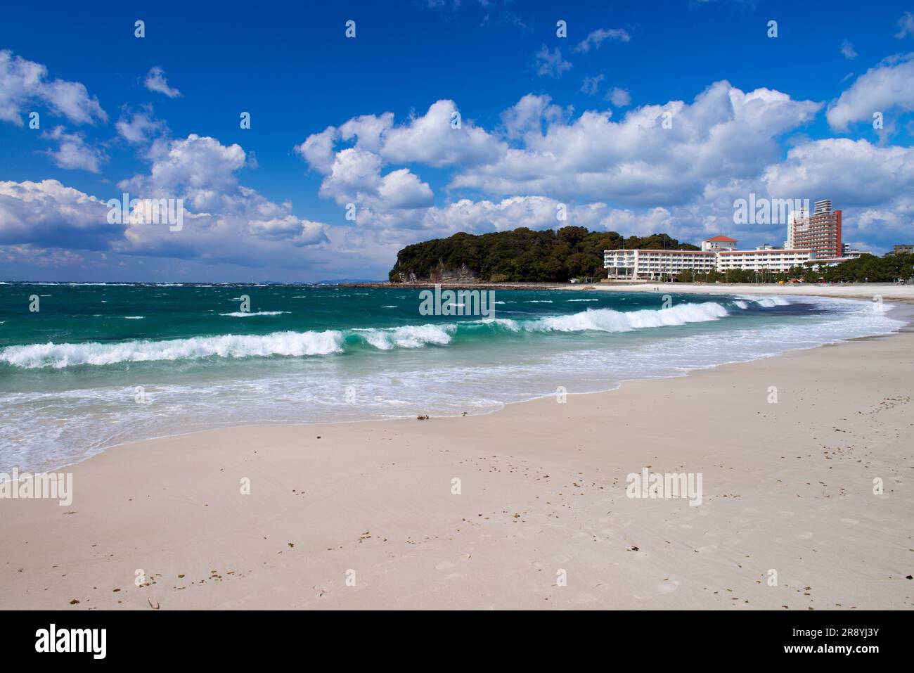 La spiaggia di Shirahama con onde del vento e le sorgenti termali di Shirahama Foto Stock