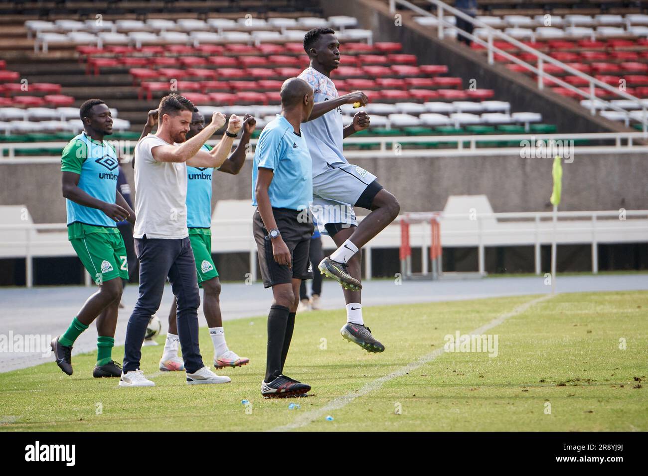 Nairobi, Kenya. 21 giugno 2023. Johnathan MCKINSTRY (Head Coach, Gor Mahia) e i giocatori festeggiano la salita di 2:1 nei momenti di apertura del secondo tempo. Gor Mahia contro Kakamega Homeboyz, Kenyan Premier League. Kasarani Stadium. Credito: XtraTimeSports (Darren McKinstry) Foto Stock