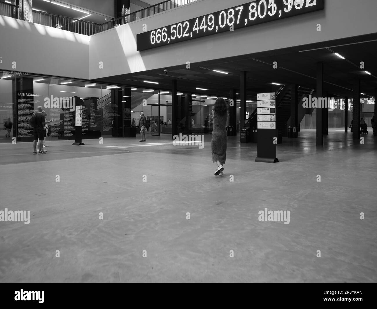 LONDRA, Regno Unito - 8 GIUGNO 2023: Sala delle turbine Tate Modern nella centrale elettrica di South Bank in bianco e nero Foto Stock