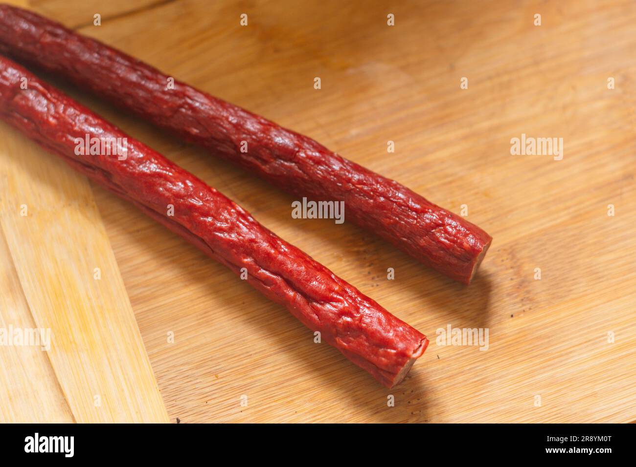 Taglio della carne a strappo sul tagliere, cucina, cucina, cucina, sfondi dello spazio di copia Foto Stock