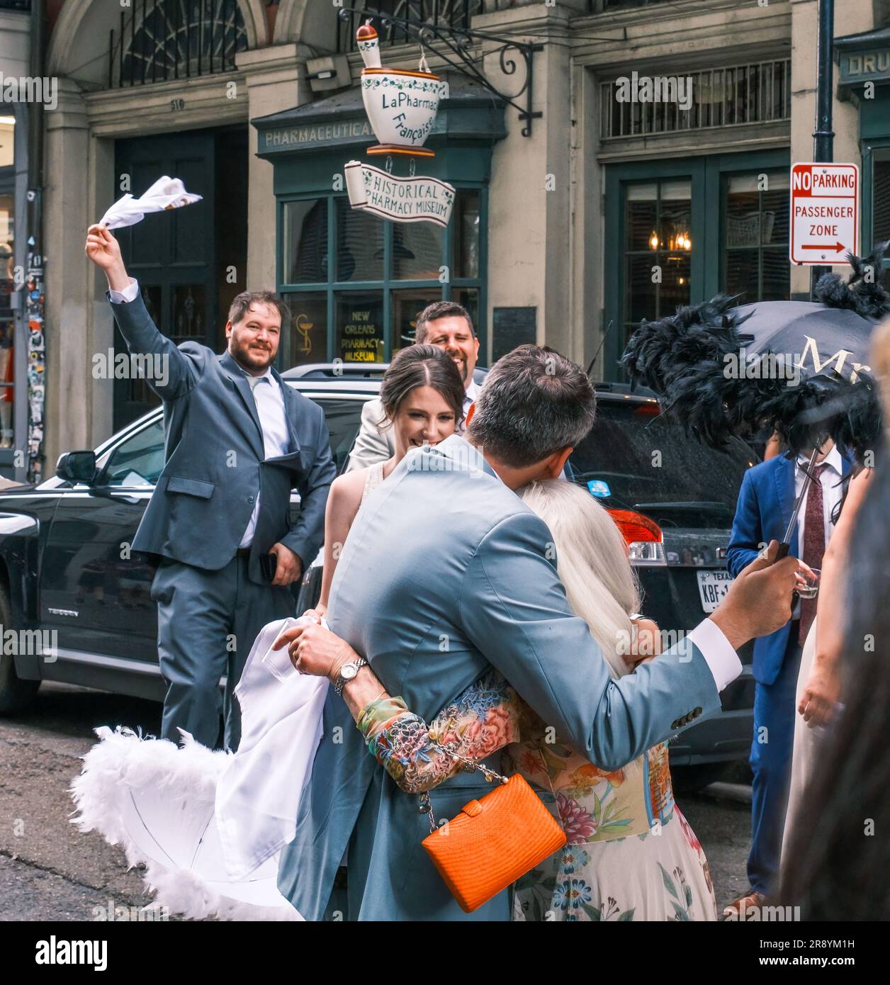 NEW ORLEANS, LOS ANGELES, USA - 3 GIUGNO 2023: Lo sposo abbraccia sua madre alla fine della sfilata di seconda fila che celebra il suo matrimonio, nel quartiere francese Foto Stock