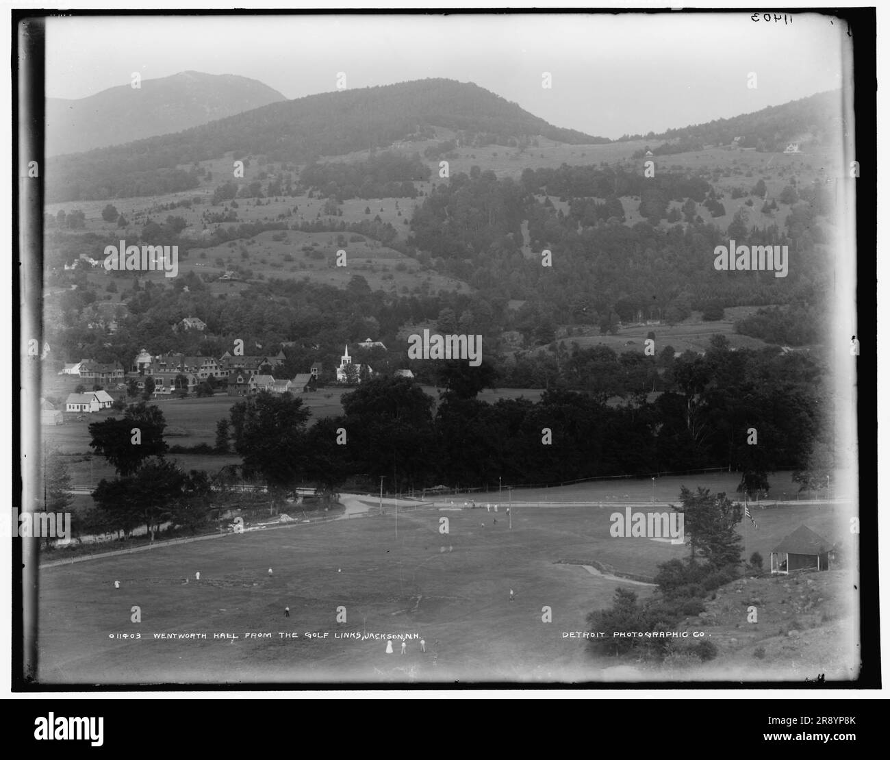 Wentworth Hall dai campi da golf, Jackson, N.H., tra il 1890 e il 1901. Foto Stock