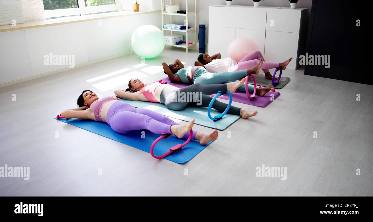 Allenamento con Pilates Ring in palestra. Fitness di gruppo prenatale in gravidanza Foto Stock