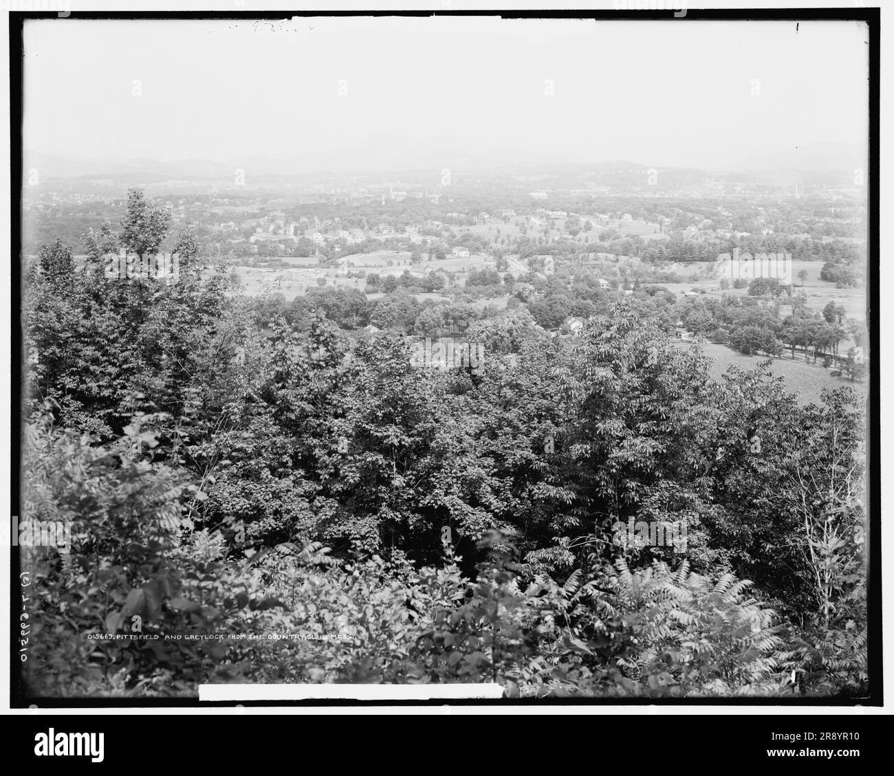 Pittsfield e Greylock Mountain dal country club, Mass., tra il 1900 e il 1915. Foto Stock