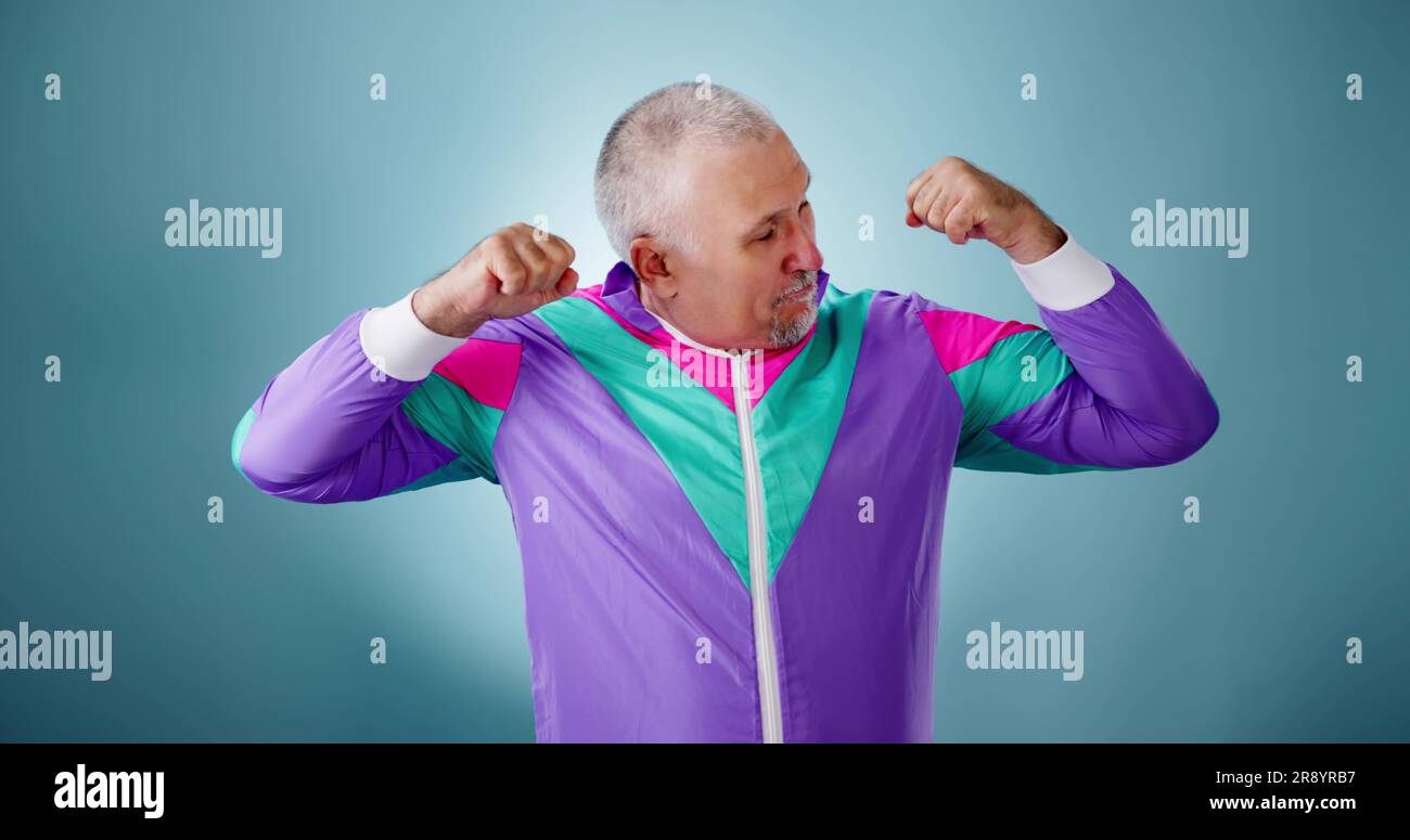 Funny Fat fitness Man controlla i muscoli su sfondo isolato Foto Stock