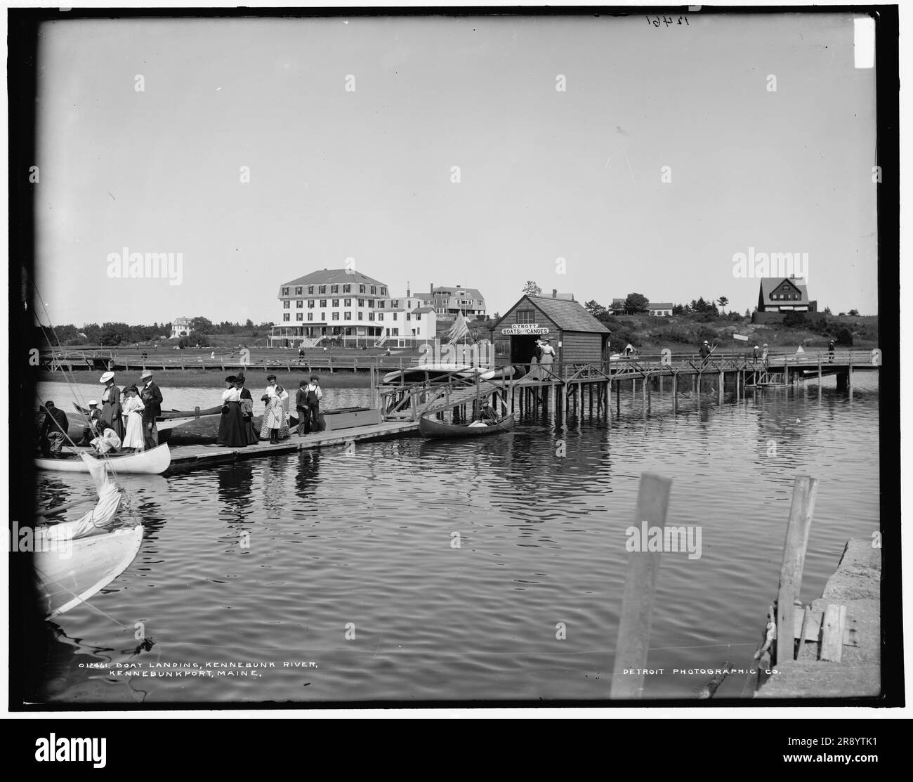 Attracco barche, fiume Kennebunk, Kennebunkport, Maine, tra il 1890 e il 1901. Persone che assumono canoe: "C. Trott, barche e canoe". Foto Stock