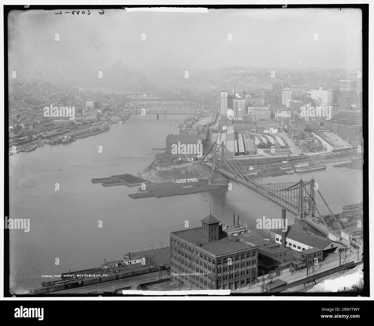 Il punto, Pittsburgh, Pa., tra il 1900 e il 1915. Scena industriale alla confluenza dei fiumi Allegheny e Monongahela, W. W. Lawrence &amp; azienda vernici magazzino e boxcar in primo piano. Foto Stock