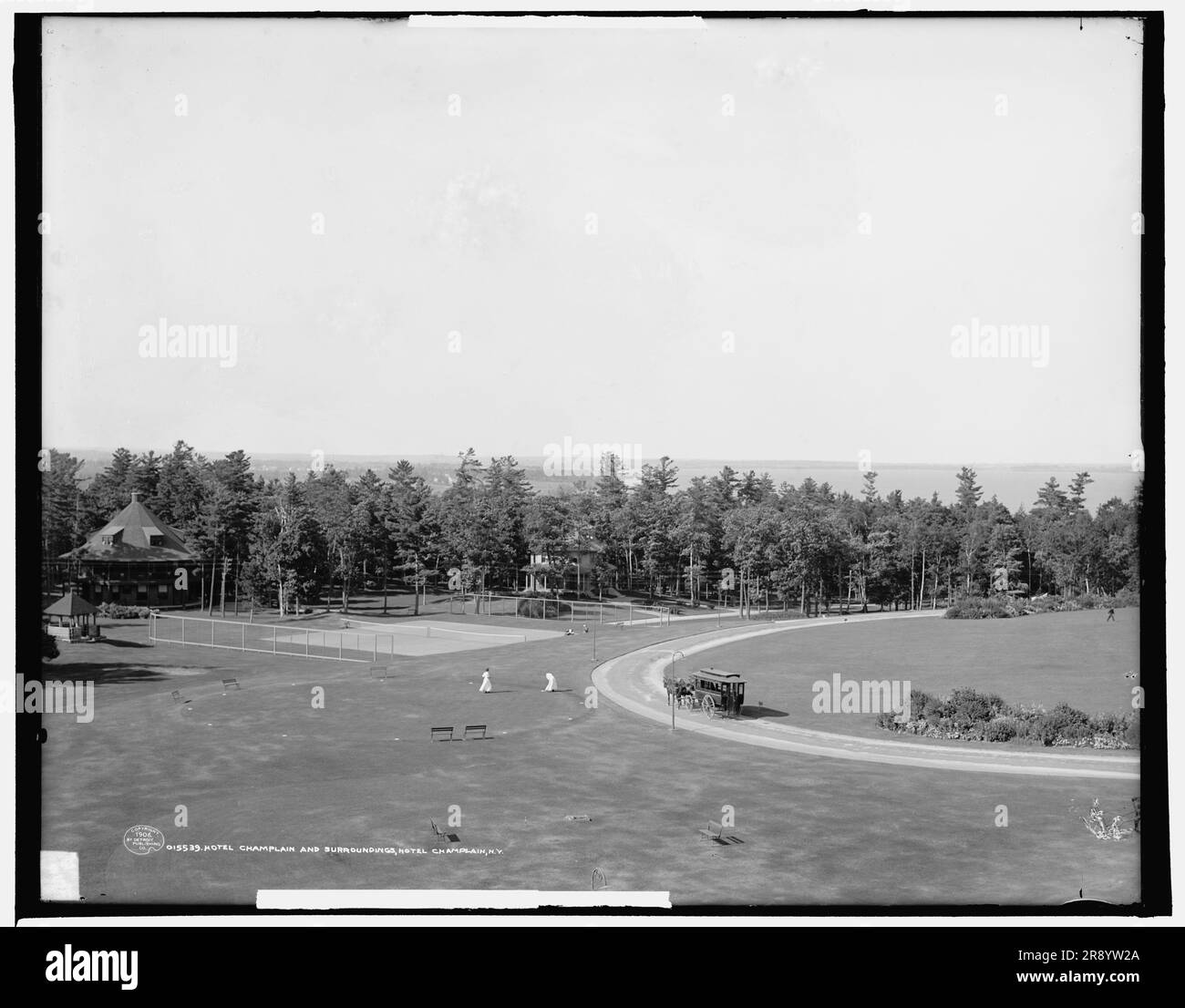 Hotel Champlain e dintorni, Hotel Champlain, N.Y., c1906. L'hotel è stato la "Casa Bianca estiva" del Presidente degli Stati Uniti William McKinley. Vista sui campi da tennis e sull'autobus trainato da cavalli. Foto Stock