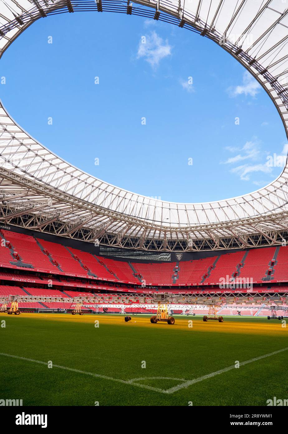 Vista sul campo con attrezzature per la cura dell'erba presso l'arena di San Mames, lo stadio ufficiale dell'FC Athletic Bilbao, Spagna Foto Stock