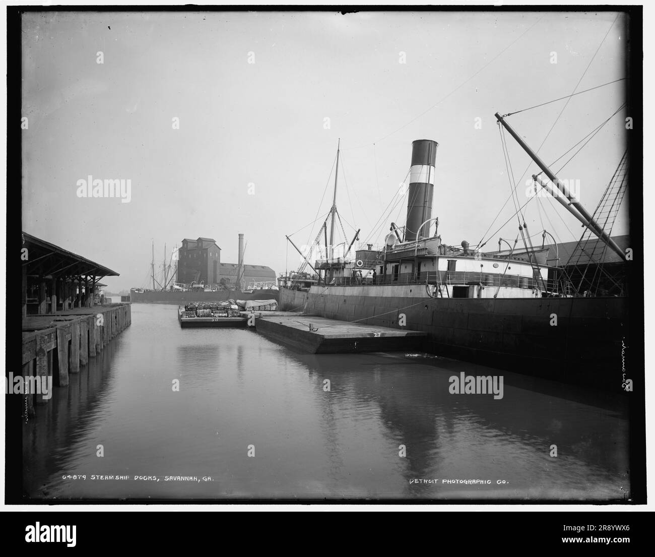 Steamship Docks, Savannah, GA, tra il 1890 e il 1901. Balle di cotone e elevatore granella in lontananza. Foto Stock
