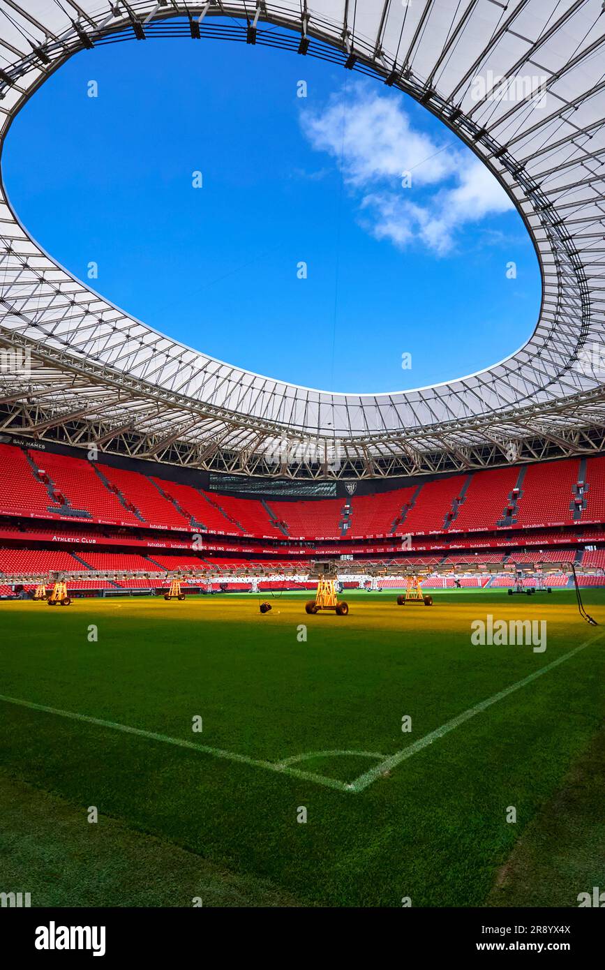 Vista sul campo con attrezzature per la cura dell'erba presso l'arena di San Mames, lo stadio ufficiale dell'FC Athletic Bilbao, Spagna Foto Stock
