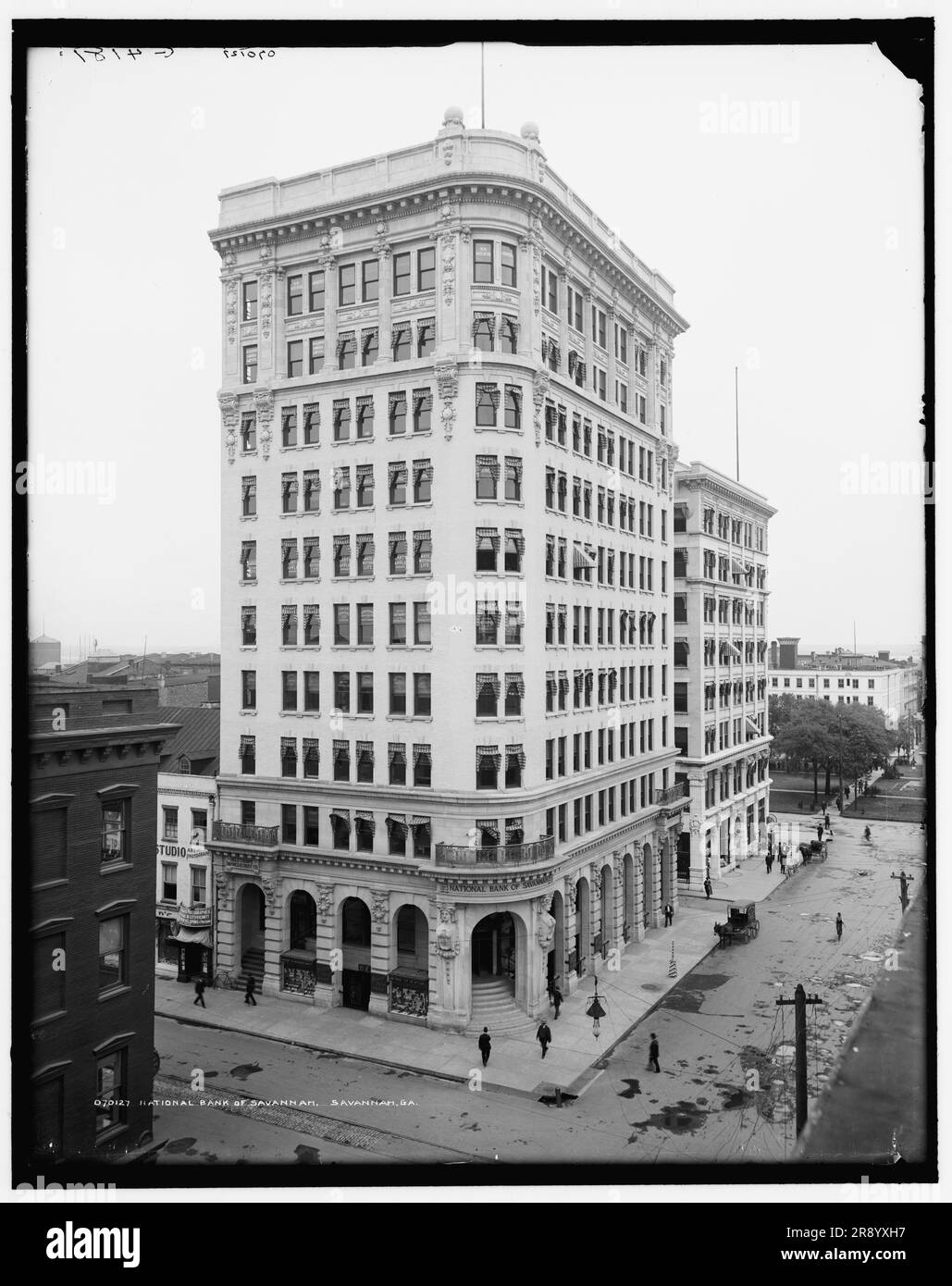 Banca Nazionale di Savannah, Savannah, GA, c1907. Edificio progettato da Hyman Wallace Witcover. Nota il negozio di scarpe al livello della strada: "Beacon $3,00 Shoe - Maker to Wearer Direct - One price...116 Styles". Foto Stock