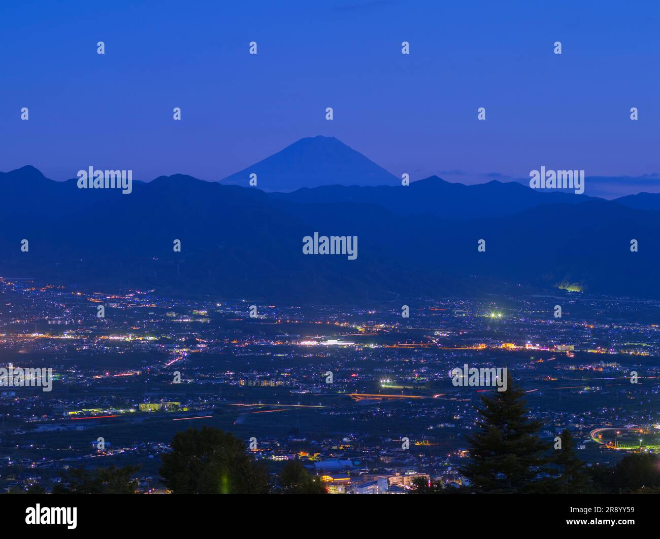 Tramonto sul monte Fuji e il bacino di Kofu visti dal Parco della frutta del fiume Fuefukigawa Foto Stock